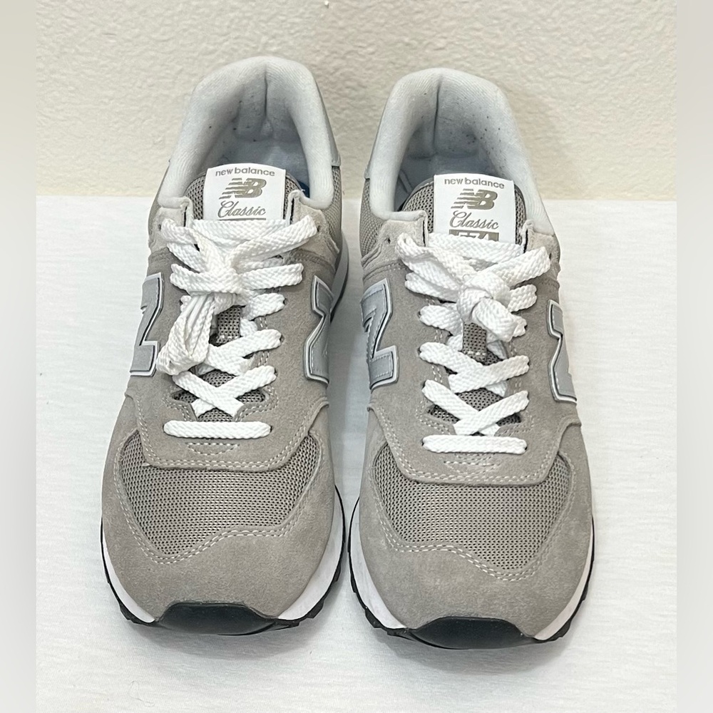 EUC Women’s New Balance Gray 574 Core size 11 color Gray and White - Picture 2 of 9